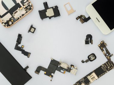 Akıllı telefon bileşenleri izole düz Lay