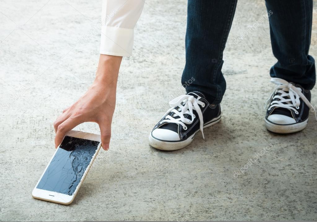 Приколы смешные мемы про телефон. Смартфон на траве. Не ловит связь. Поднимает телефон. Найти телефон.