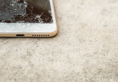 Kattaki kırık mobilephone veya tablet droped