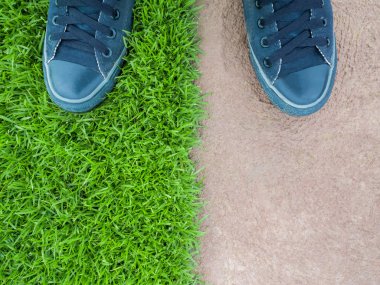 Çimento kat arasında'nın bahçesinde duran