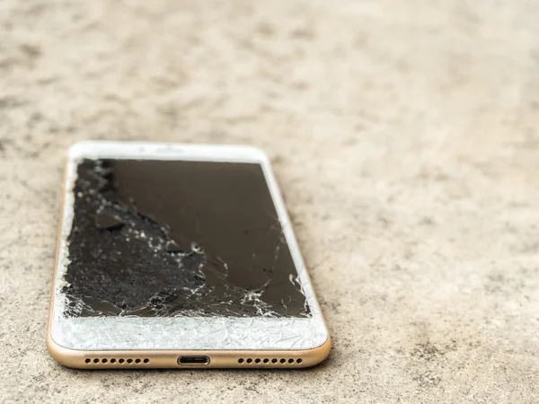 Närbild av trasiga mobiltelefon tappar — Stockfoto