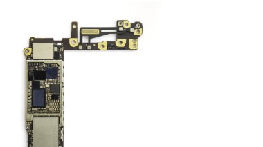 Akıllı telefon devre kartı üzerine beyaz izole