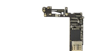 Akıllı telefon devre kartı üzerine beyaz izole