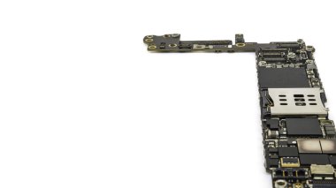 Akıllı telefon devre kartı üzerine beyaz izole