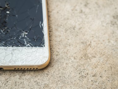 Kattaki kırık mobilephone veya tablet droped