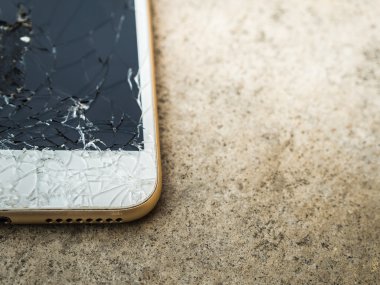 Kattaki kırık mobilephone veya tablet droped