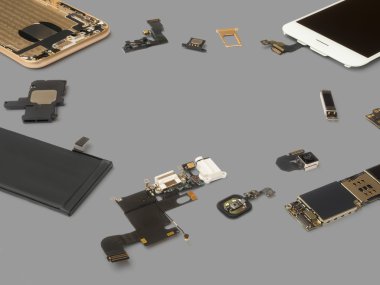 Akıllı telefon bileşenleri gri arka plan üzerinde izole