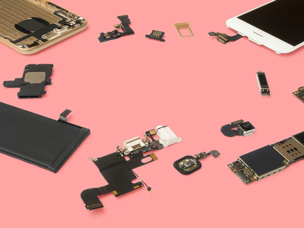 Smartphone-Komponenten isolieren sich auf rosa Hintergrund — Stockfoto