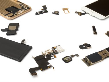 Beyaz arka plan üzerinde akıllı telefon bileşenleri ayırmak