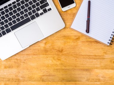 Dizüstü bilgisayar, cep telefonu ve kalem ile not etmek