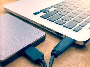 Harici sabit disk dizüstü bilgisayara bağlı