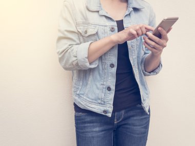 Cep telefonu kullaranarak kot moda kadın