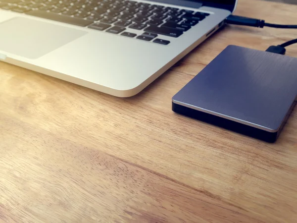 Externe harde schijf aangesloten op een laptopcomputer — Stockfoto