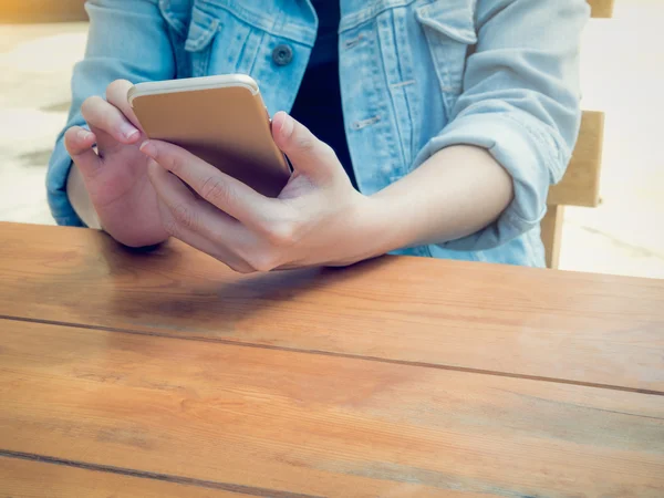 Masada oturan ve mobilephone kullanarak kişi