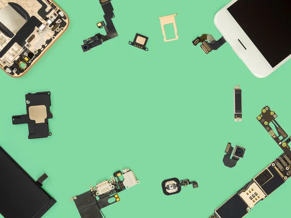 Flache Verlegung von Smartphone-Komponenten isolieren — Stockfoto