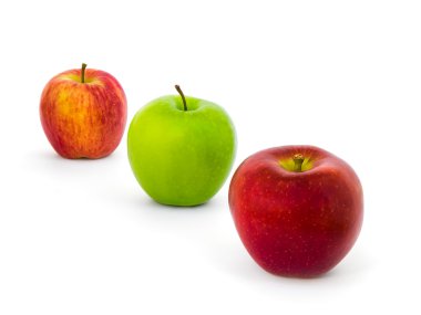 Beyaz arka plan üzerinde üç elma çeşitleri izole