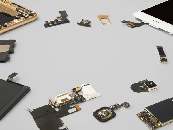 Smartphone-Komponenten isolieren sich auf weißem Hintergrund — Stockfoto