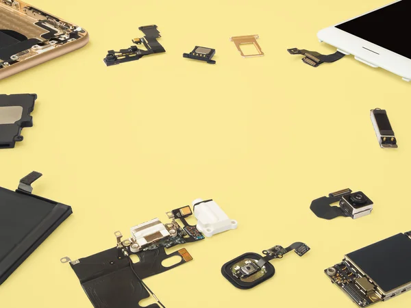 Smartphone-Komponenten isolieren sich auf gelbem Hintergrund — Stockfoto