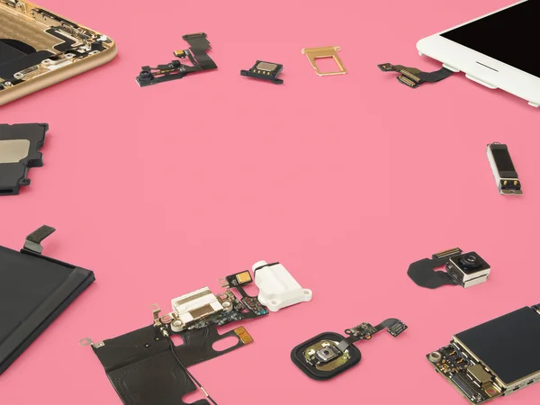 Smartphone-Komponenten isolieren sich auf rosa Hintergrund — Stockfoto