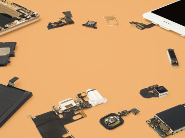 Akıllı telefon bileşenleri üzerinde turuncu arka plana izole