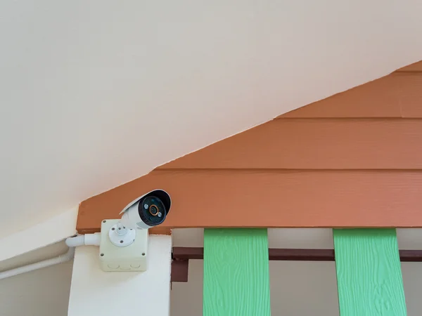 CCTV security camera onder het dak — Stockfoto