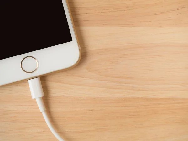 Apple iphone6 opladen met Lightning-USB-kabel — Stockfoto