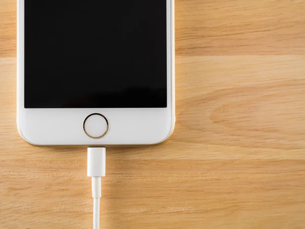 Apple iphone6 ładowanie kablem Usb Lightning — Zdjęcie stockowe