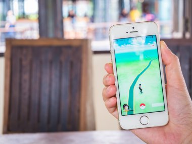 Pokemon git oyun uygulamasını gösteren kişi
