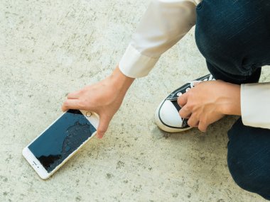 Kişi malzeme çekme kırık akıllı telefon