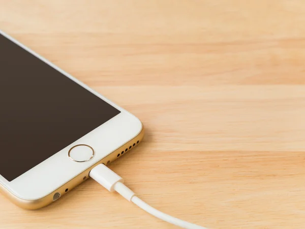 Apple iphone6 opladen met Lightning-USB-kabel — Stockfoto