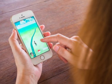 Pokemon Go oyunu uygulama oynayan kişi