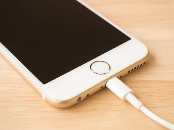 Apple iPhone6 Carga con cable USB Lightning — Foto de Stock