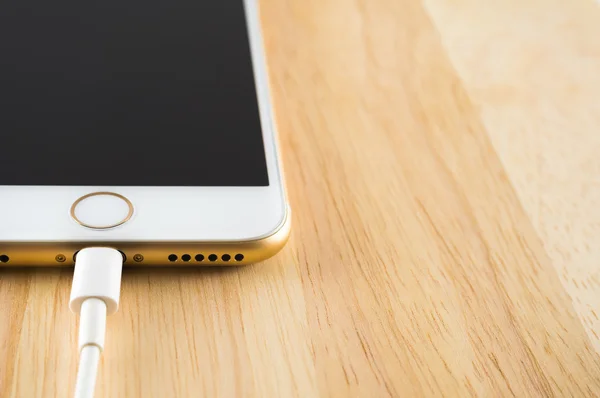 Apple iphone6 opladen met Lightning-USB-kabel — Stockfoto