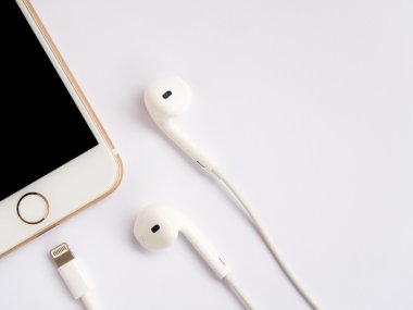 Apple iphone7 mockup ve elma Earpods mockup