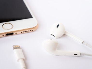 Apple iphone7 mockup ve elma Earpods mockup