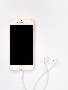 Apple iphone7 mockup ve elma Earpods mockup