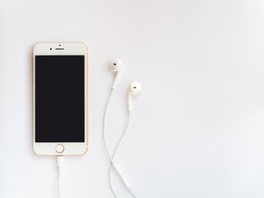 Apple iphone7 mockup ve elma Earpods mockup