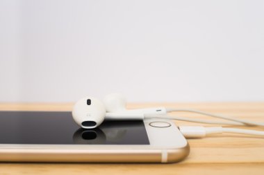 Apple iphone7 mockup ve elma Earpods mockup