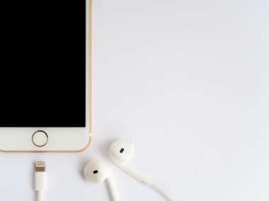 Apple iphone7 mockup ve elma Earpods mockup