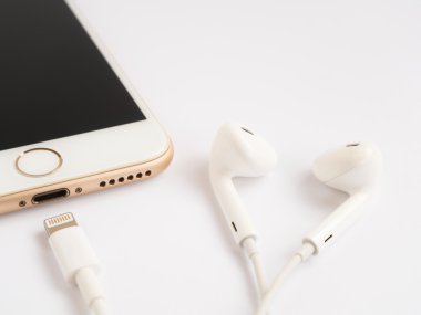 Apple iphone7 mockup ve elma Earpods mockup