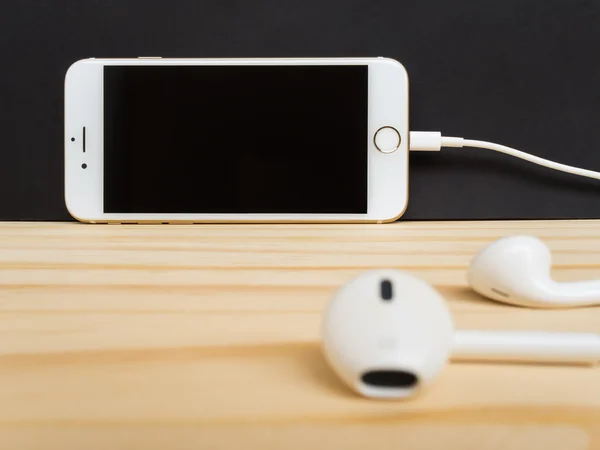 Apple iPhone7 mockup and Apple EarPods mockup — Stock Photo, Image