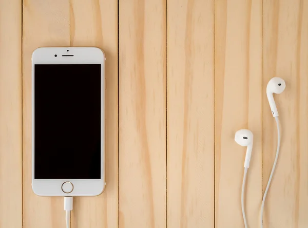 Макет Apple iPhone7 и Apple EarPods — стоковое фото