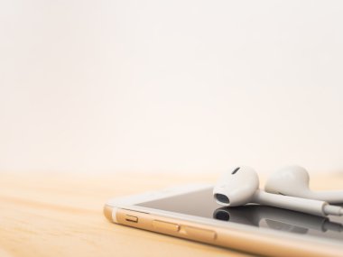 Elma iphone üstünde elma Earpods