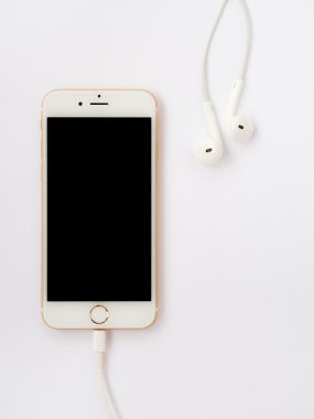 Apple iphone7 mockup ve elma Earpods mockup