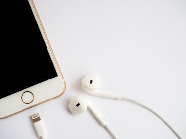Apple iphone7 mockup ve elma Earpods mockup