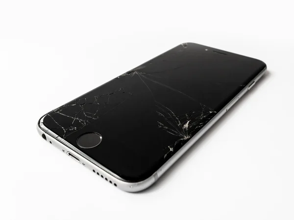 Сломанный Apple iPhone 6 с треснувшим экраном — стоковое фото