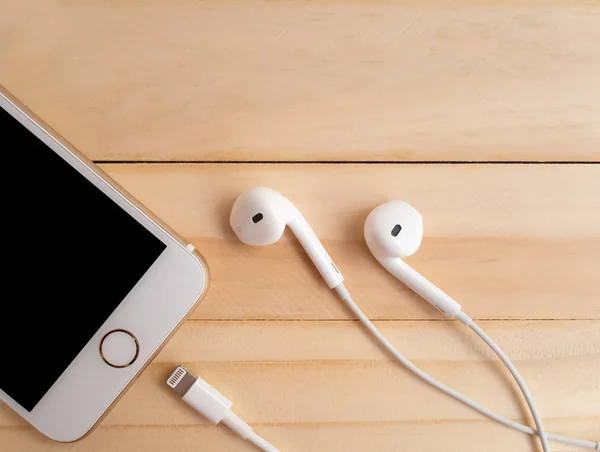 Apple iPhone7 mockup and Apple EarPods mockup — Stock Photo, Image