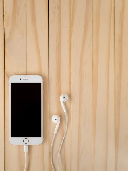 Apple iPhone7 mockup and Apple EarPods mockup — Stock Photo, Image