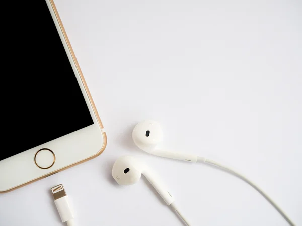 Apple iPhone7 mockup and Apple EarPods mockup — Stock Photo, Image