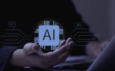 Işıldayan yapay zeka işlemci simgesi tutan bir iş adamı. Gelecekçi kavram: Sohbet robotu teknolojisi ile küresel iletişimi bağlayan yapay zeka.